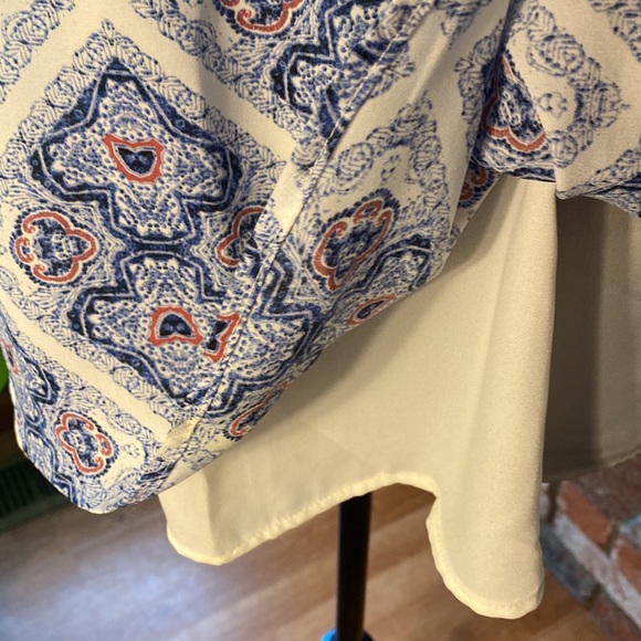 Super soft, lined sleeveless summer blouse with V neck in excellent condition. - Picture 4 of 7